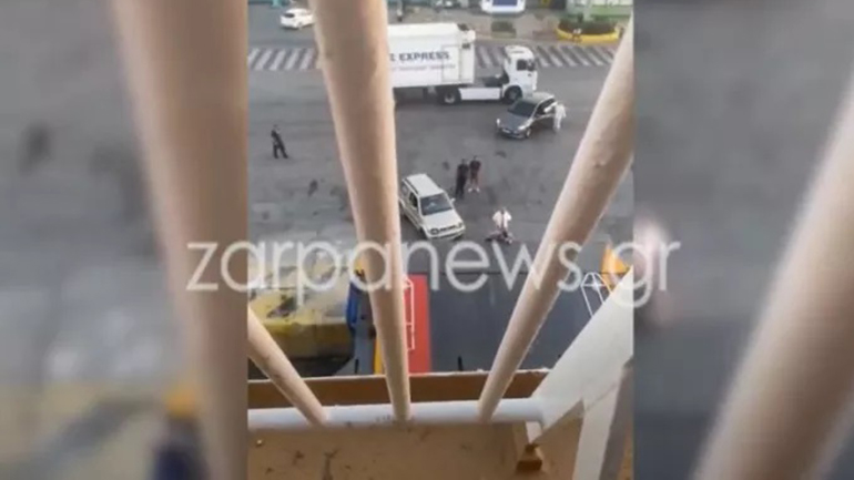 Πειραιάς: Αργοπορημένος επιβάτης επιχείρησε να γαντζωθεί από τον καταπέλτη για να μπει στο πλοίο